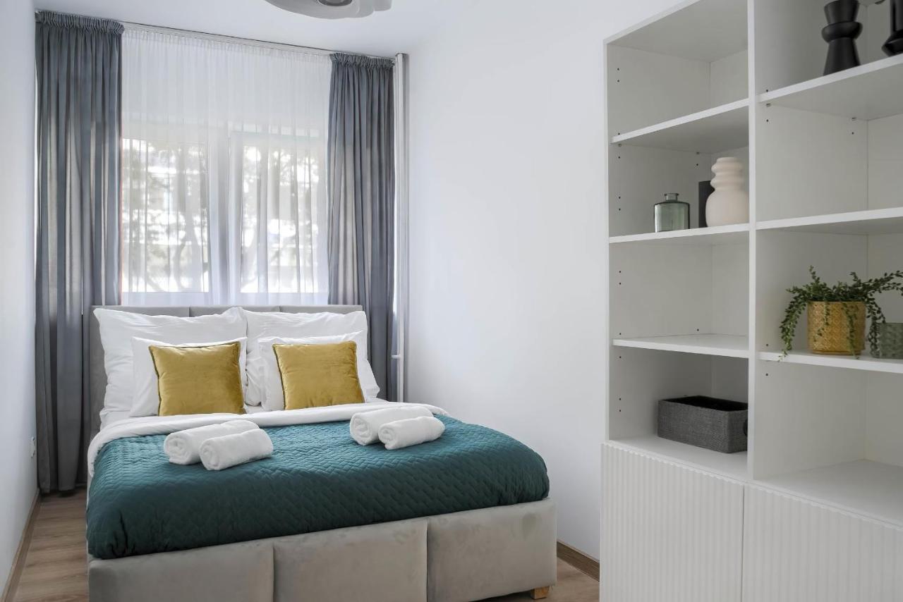 Corolla Apartments Solidarnosci 96 Варшава Екстериор снимка