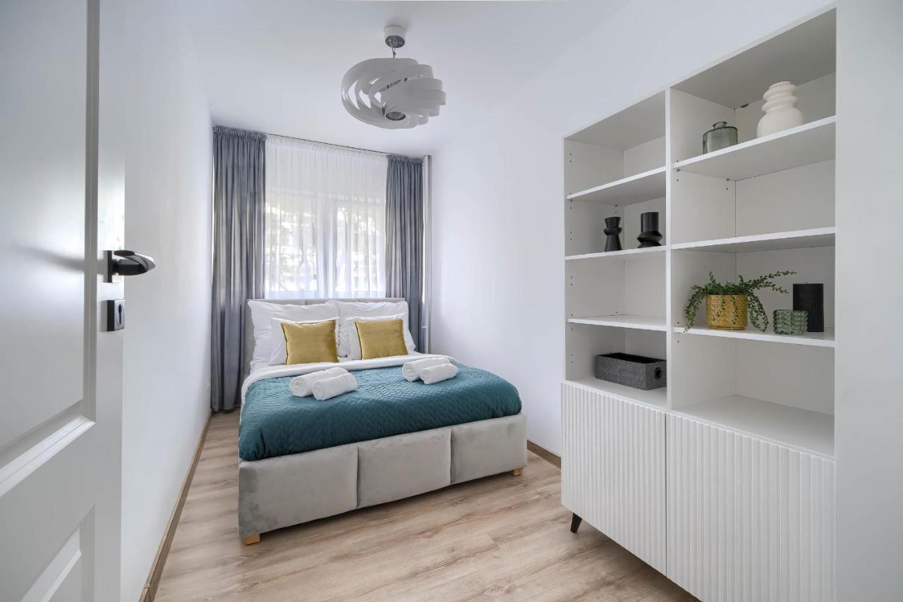 Corolla Apartments Solidarnosci 96 Варшава Екстериор снимка